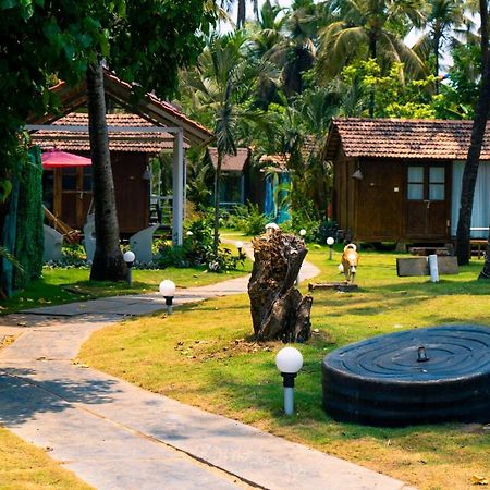 Village Susegat Beach Resort Morjim Extérieur photo