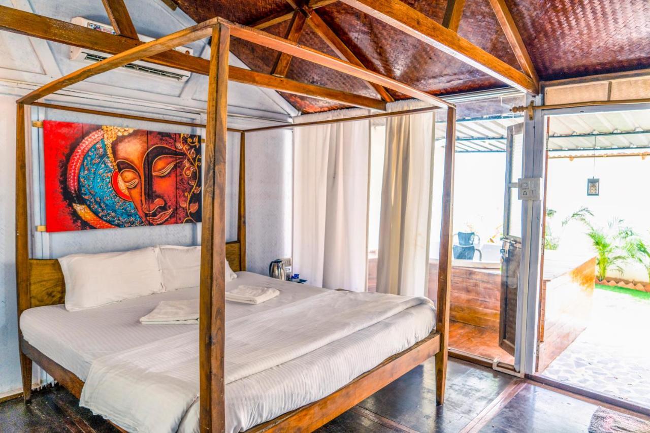 Village Susegat Beach Resort Morjim Extérieur photo