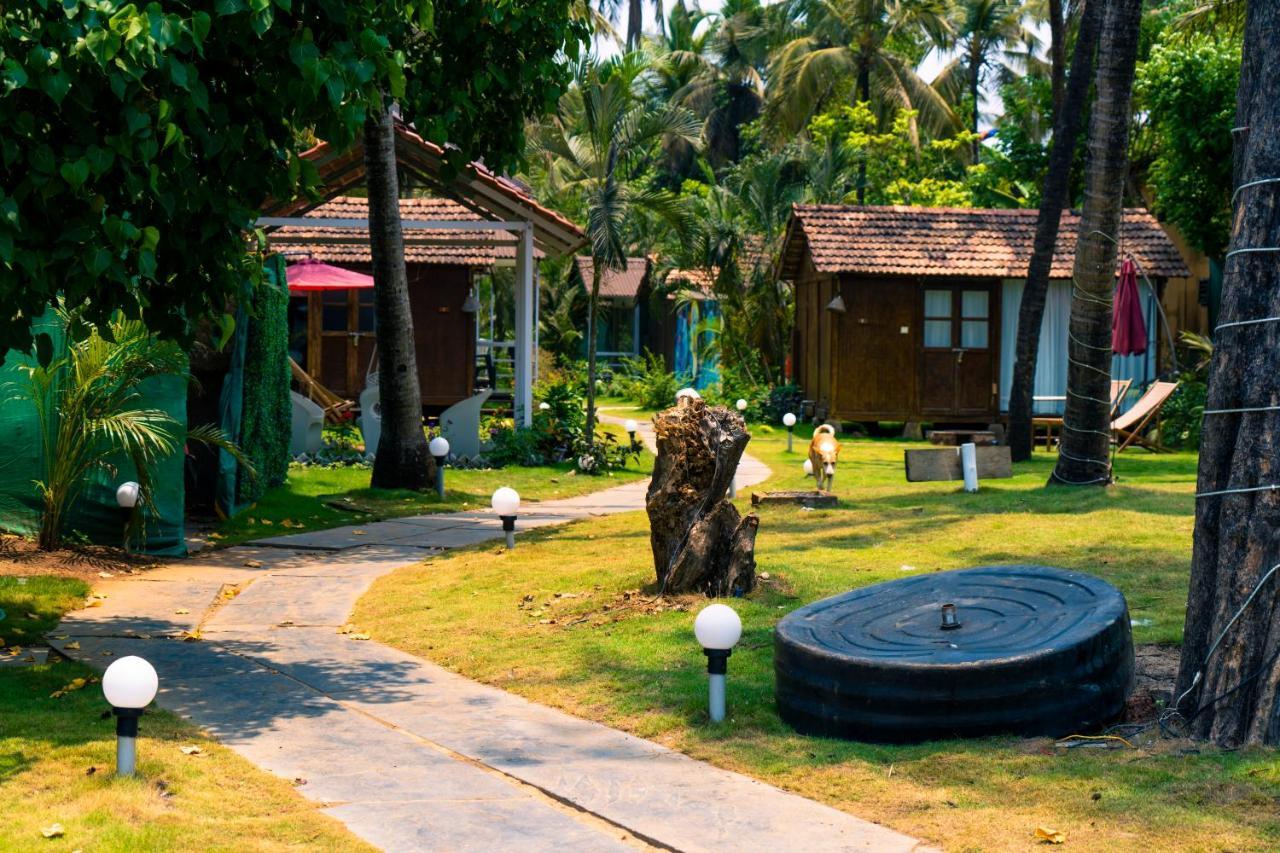 Village Susegat Beach Resort Morjim Extérieur photo