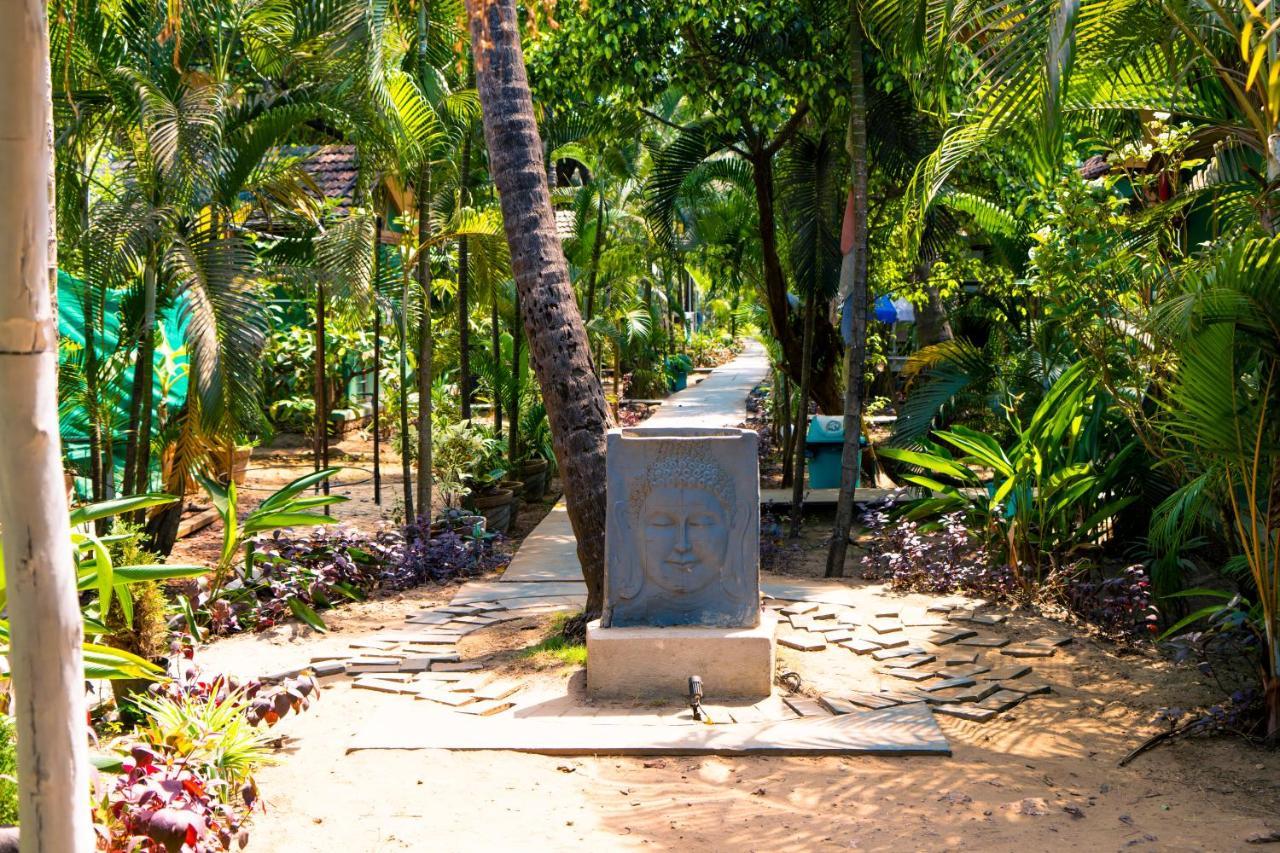 Village Susegat Beach Resort Morjim Extérieur photo