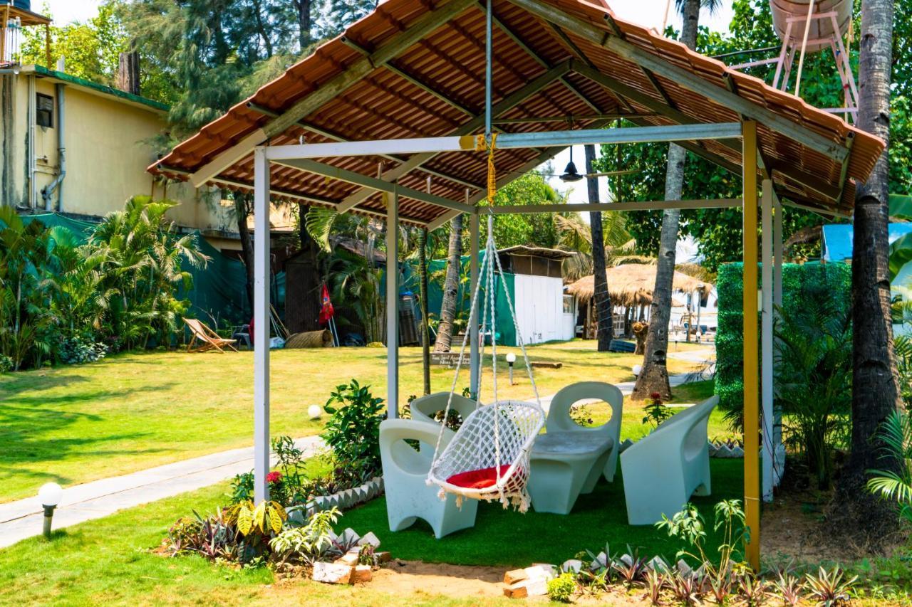 Village Susegat Beach Resort Morjim Extérieur photo