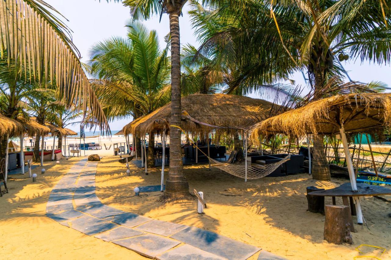 Village Susegat Beach Resort Morjim Extérieur photo