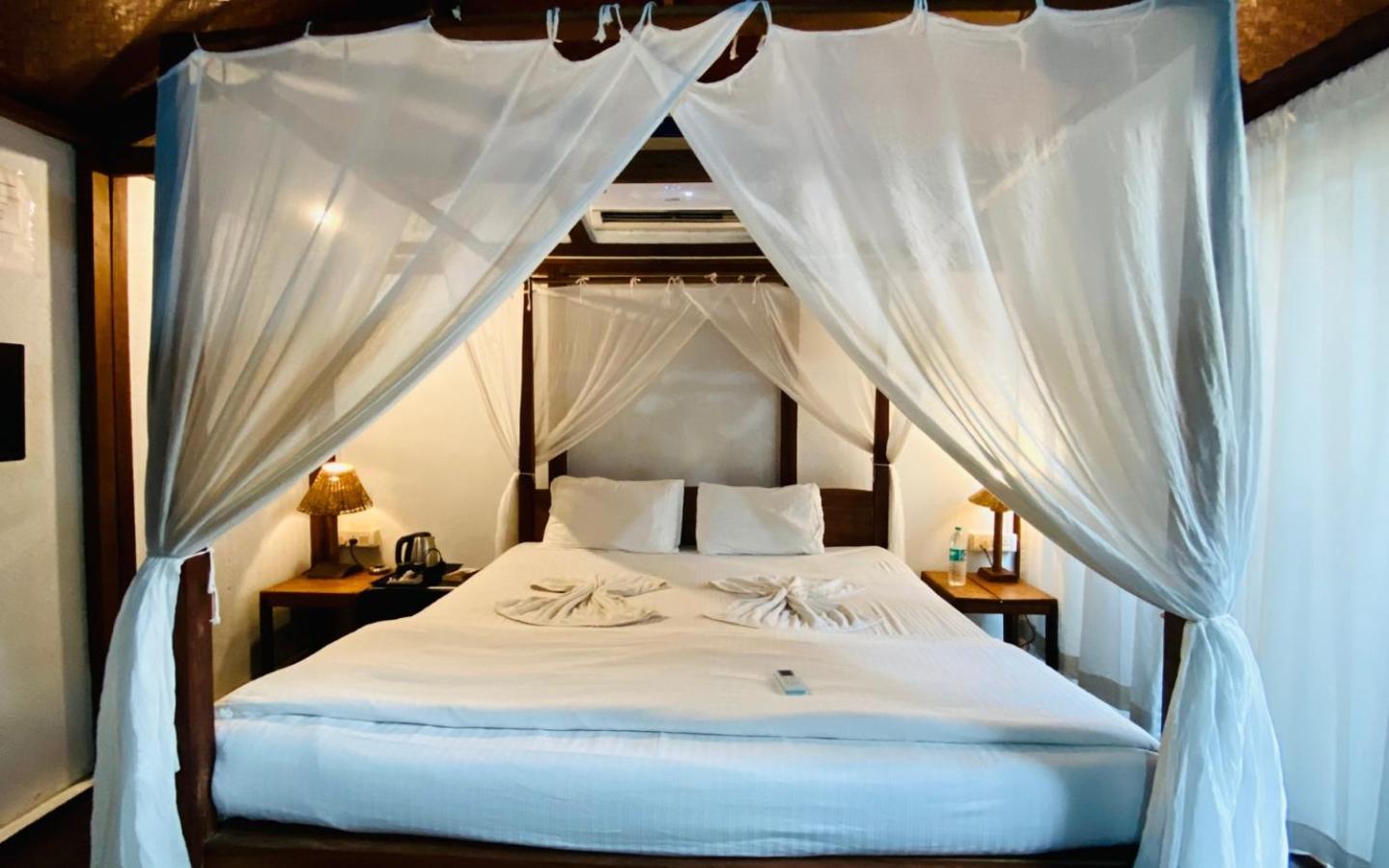 Village Susegat Beach Resort Morjim Extérieur photo