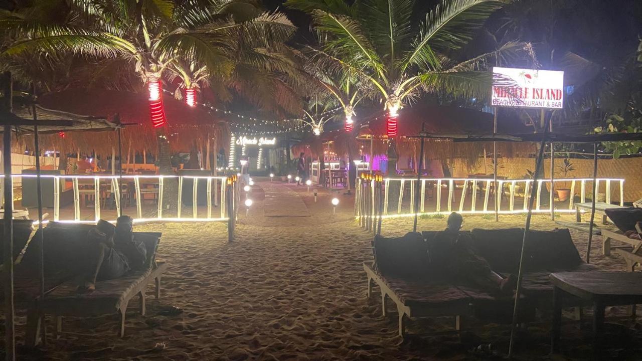 Village Susegat Beach Resort Morjim Extérieur photo