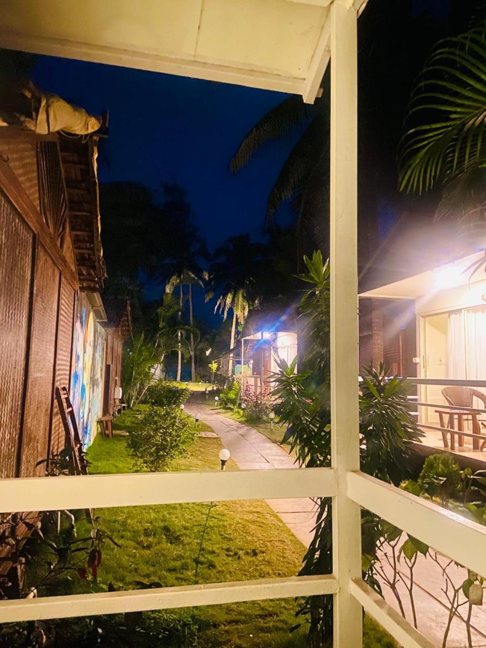 Village Susegat Beach Resort Morjim Extérieur photo